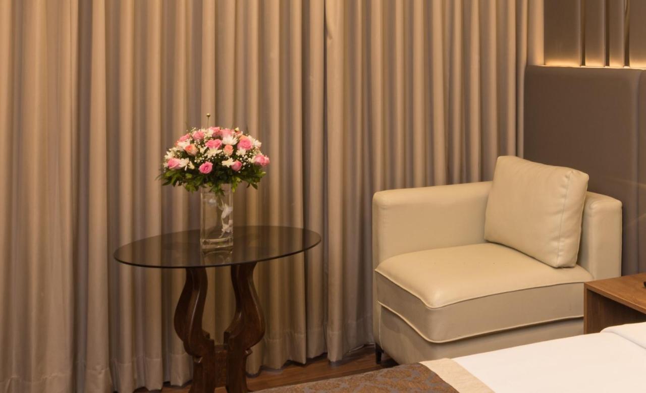 Goldfinch Hotel Mumbai Exterior foto